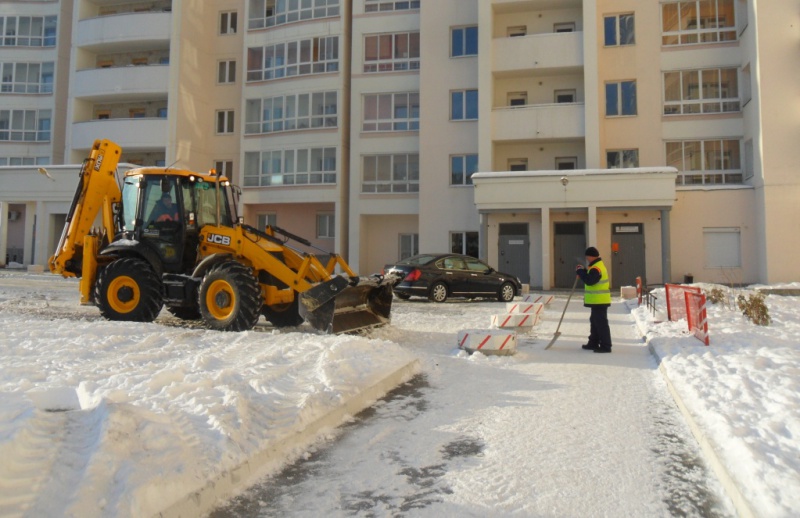На дорогах Оренбурга чистят снег